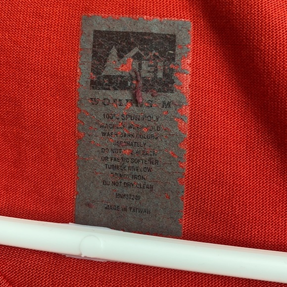 ADD TO ANY BUNDLE FOR FREE 💕 REI outdoors athletic Vneck tank top - Picture 4 of 4